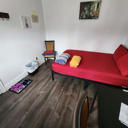 Affordable/Quiet Private Room تورونتو المظهر الخارجي الصورة